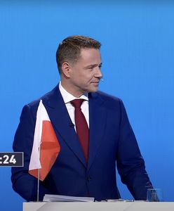 Nawrocki nagle podszedł do Trzaskowskiego. "Mam dla pana prezent"