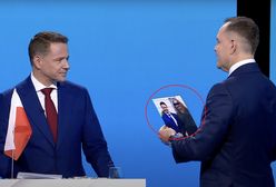 Nawrocki nagle podszedł do Trzaskowskiego. "Mam dla pana prezent"