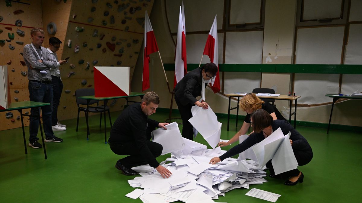 Przemyśl, 15.10.2023. Otwarcie urny wyborczej w Obwodowej Komisji Wyborczej nr 7 w II Liceum Ogólnokształcące im. Kazimierza Morawskiego w Przemyślu, 15 bm. Zakończyły się wybory parlamentarne. PiS wygrało niedzielne wybory do Sejmu z wynikiem 36,8 proc. (aldg) PAP/Darek Delmanowicz