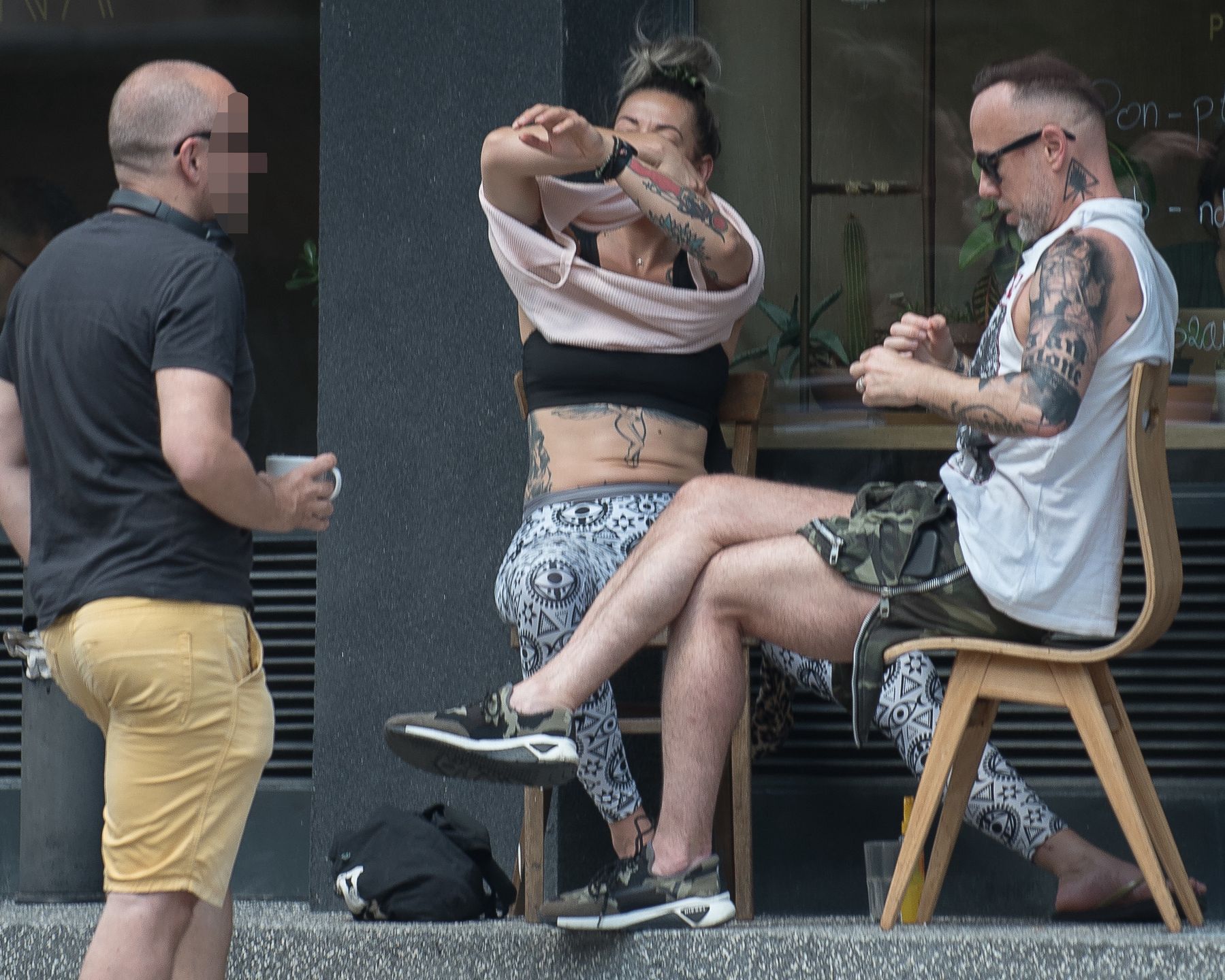 Nergal opala gołą klatę
