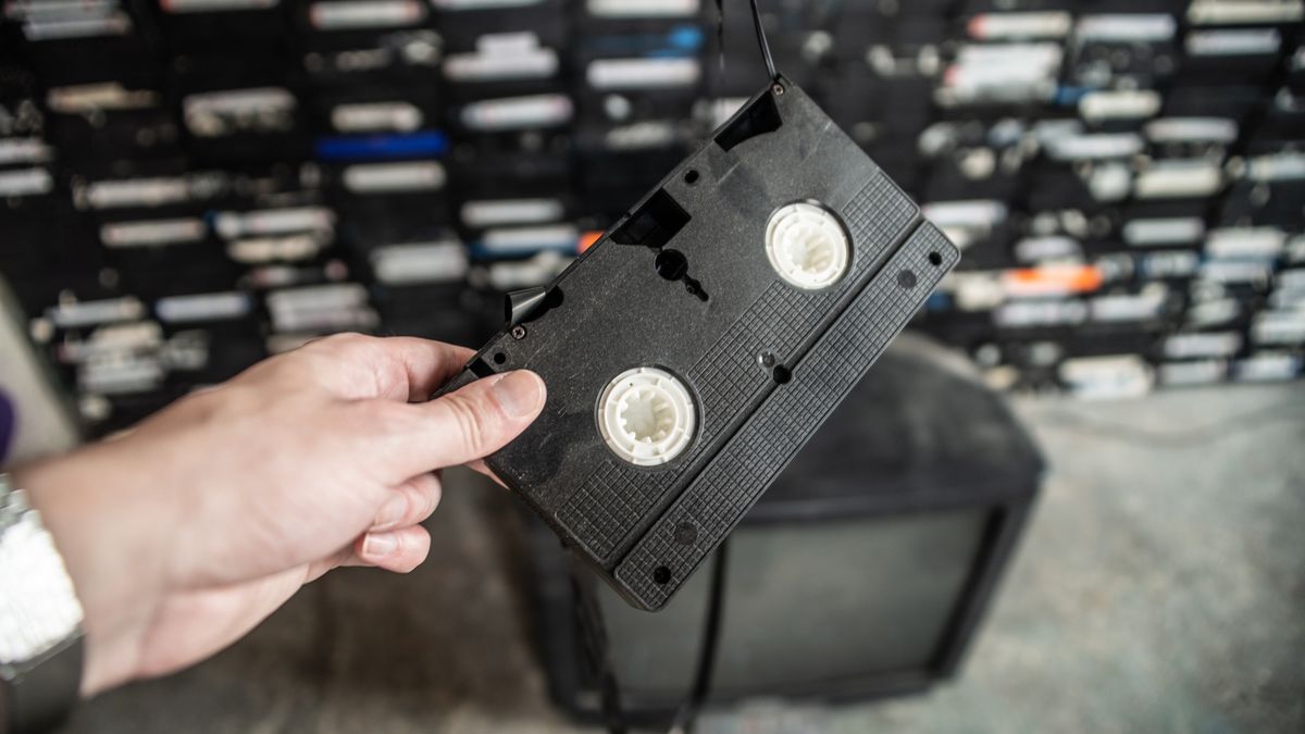 Hand holding a vhs and a pile of VHS tapes
a pile of VHS tapes, vapourware, old junk, useless stuff
Koron
