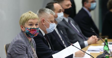 Dyskusja na komisji edukacji ws. "lex Czarnek". Śpiewająca posłanka PiS