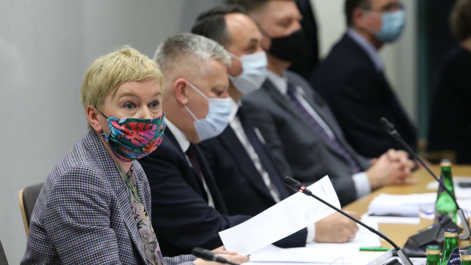 Posłanka PiS Mirosława Stachowiak-Różecka podczas obrad komisji edukacji i obrony