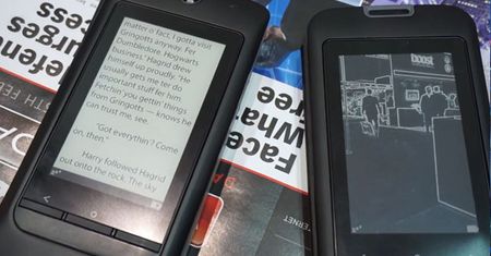 Uniwersalne etui do smartfonów z ekranem E Ink w naszych rękach