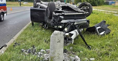 Dachowanie i ścięty słup. Tak kierowca BMW zmieniał pas
