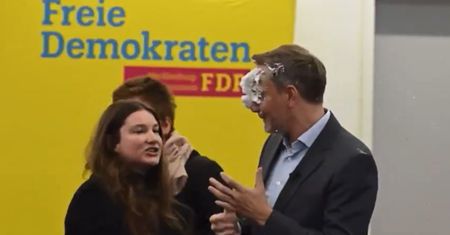 Incydent podczas wiecu w Niemczech. Christian Lindner obrzucony pianą
