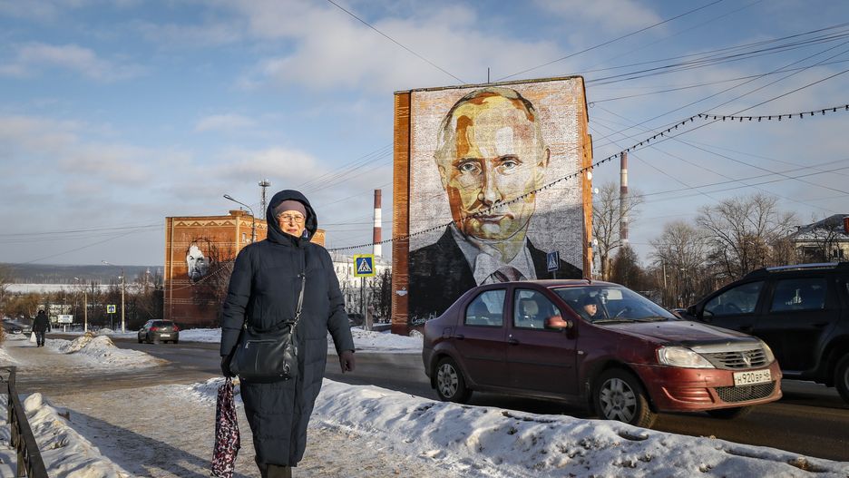 A woman walks past a large mural depicting Russian President Vladimir Putin, on the side of a five-story residential building in Kashira, Moscow region, Russia, 12 January 2023. The years-old mural was created by activists of the pro-Kremlin movement Molodaya Gvardiya (Young Guard). EPA/YURI KOCHETKOV Dostawca: PAP/EPA.