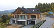 Nowoczesny dom z bali z widokiem na Tatry. Koszty utrzymania zaskakują