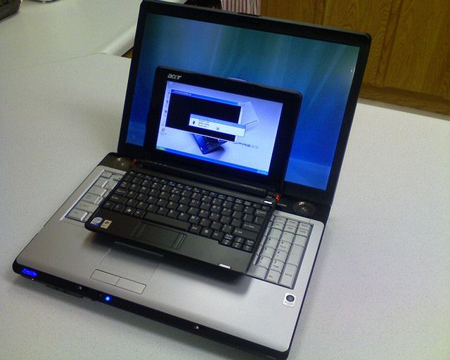 Tani laptop czy netbook? Wiesz co wybrać? (fot. na lic. CC; Flickr.com/by zieak)