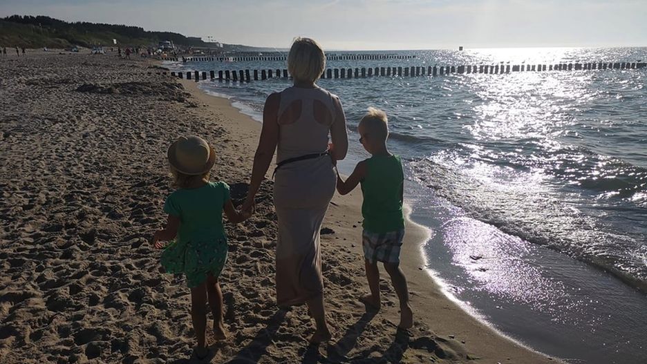Dorota z dziećmi na plaży