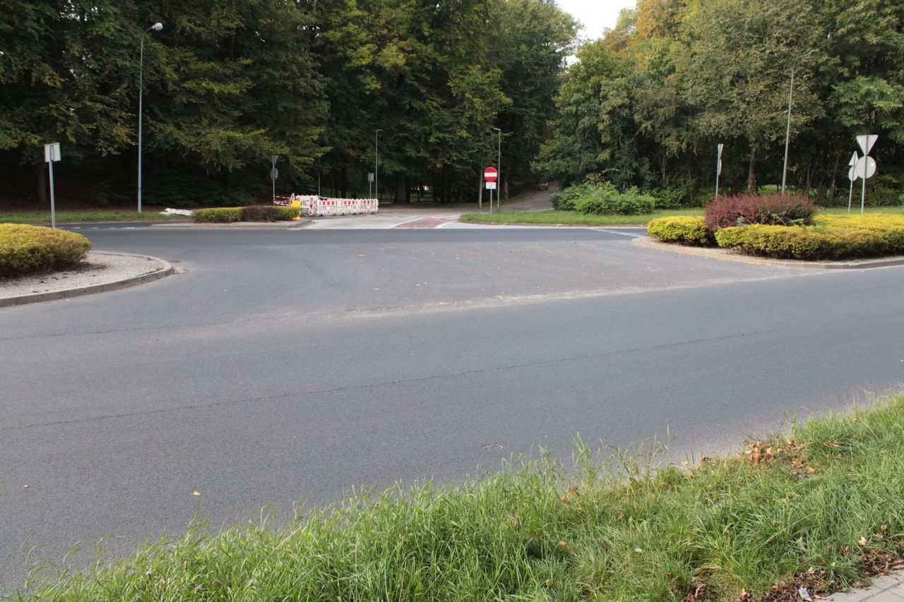 Koszalin: "Wolna amerykanka" na rondzie Powstańców Listopadowych. Przyczyna? Brak linii na jezdni