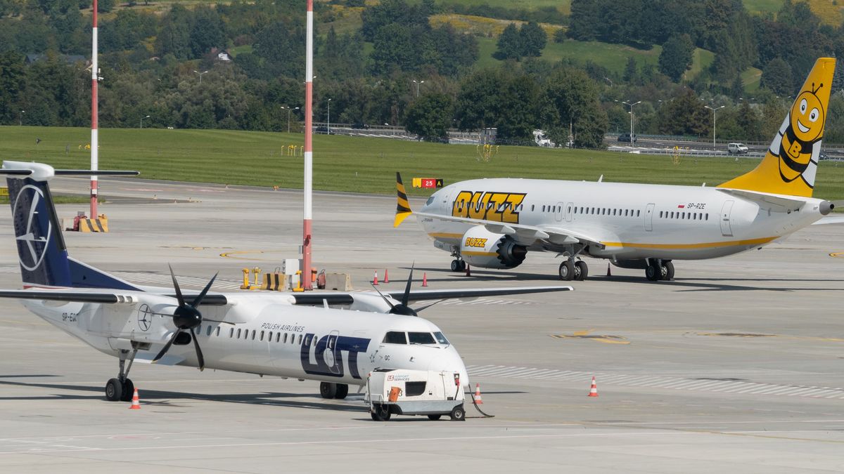 Odwołania rejsów z Lotniska Chopina najmocniej mogą uderzyć w PLL LOT, a z Modlina - w Ryanaira (w barwach Buzz)