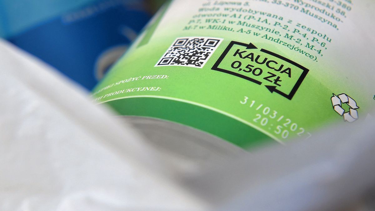 System kaucyjny w Polsce
27.04.2026 Olsztyn . Butelka z kaucja 50 groszy .
Fot . Robert Robaszewski / Agencja Wyborcza.pl
Fot. Robert Robaszewski / Agencja Wyborcza.pl
kaucja, butelka, butelka zwrotna, logo