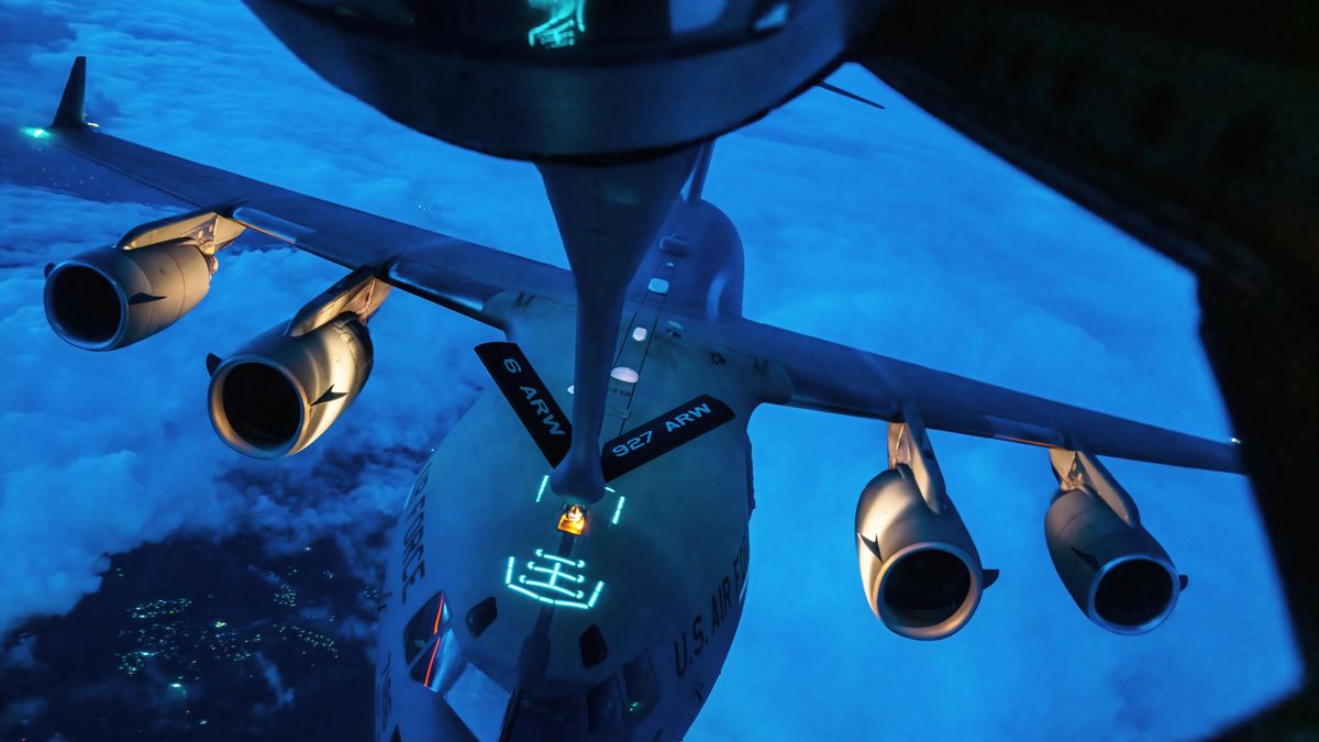 C-17 Globemaster III podczas tankowania w locie