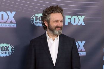 Spłacił długi 900 osób. Michael Sheen pomaga potrzebującym
