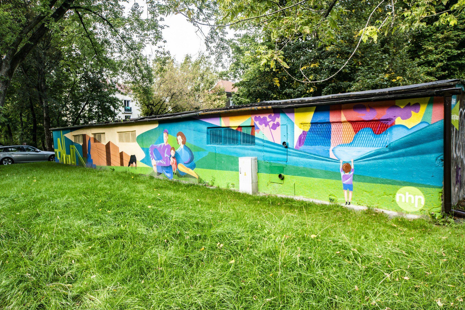 Zaprojektowany przez Dariusza Milczarka mural pod tytułem &#34;Przeszłość - współczesność - przyszłość Nowej Huty&#34; podziwiać można na os. Willowym.