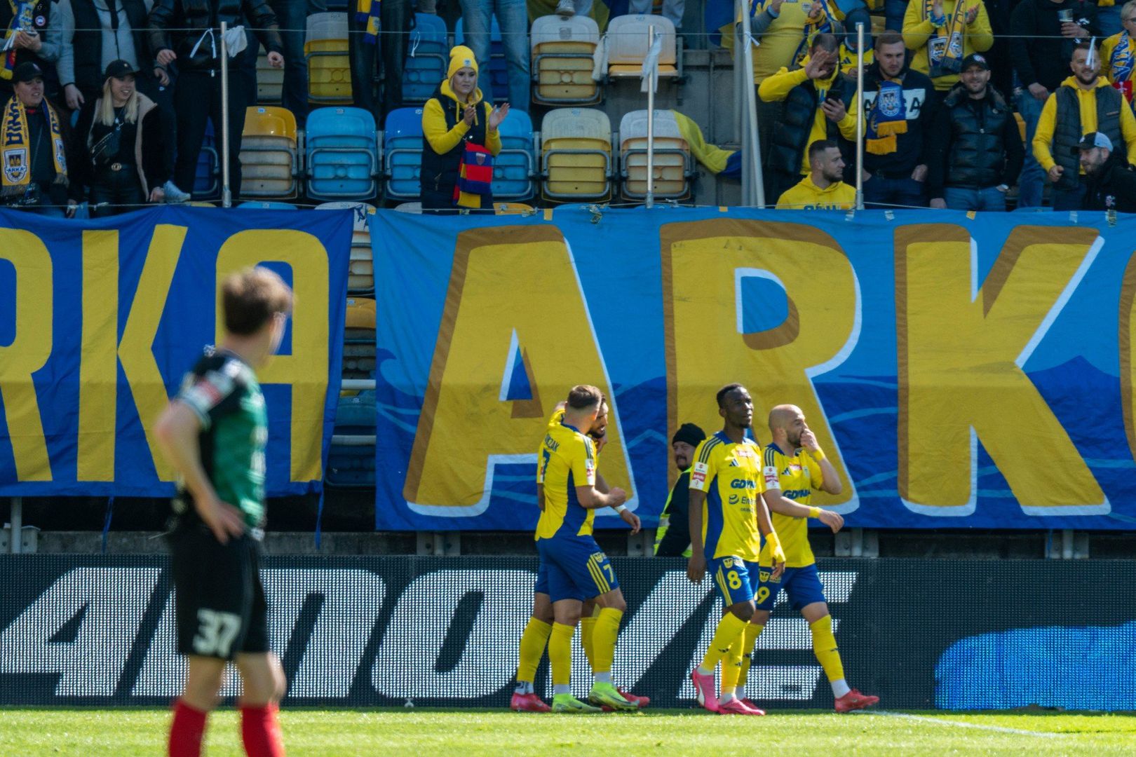 Przed zawodnikami Arki Gdynia jeszcze jeden ligowy sprawdzian w sezonie 2024/2025 w Betcliku 1 Ligi