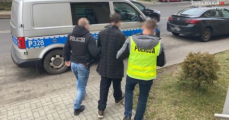 Kobieta leżała na podłodze. Strzelili w okna