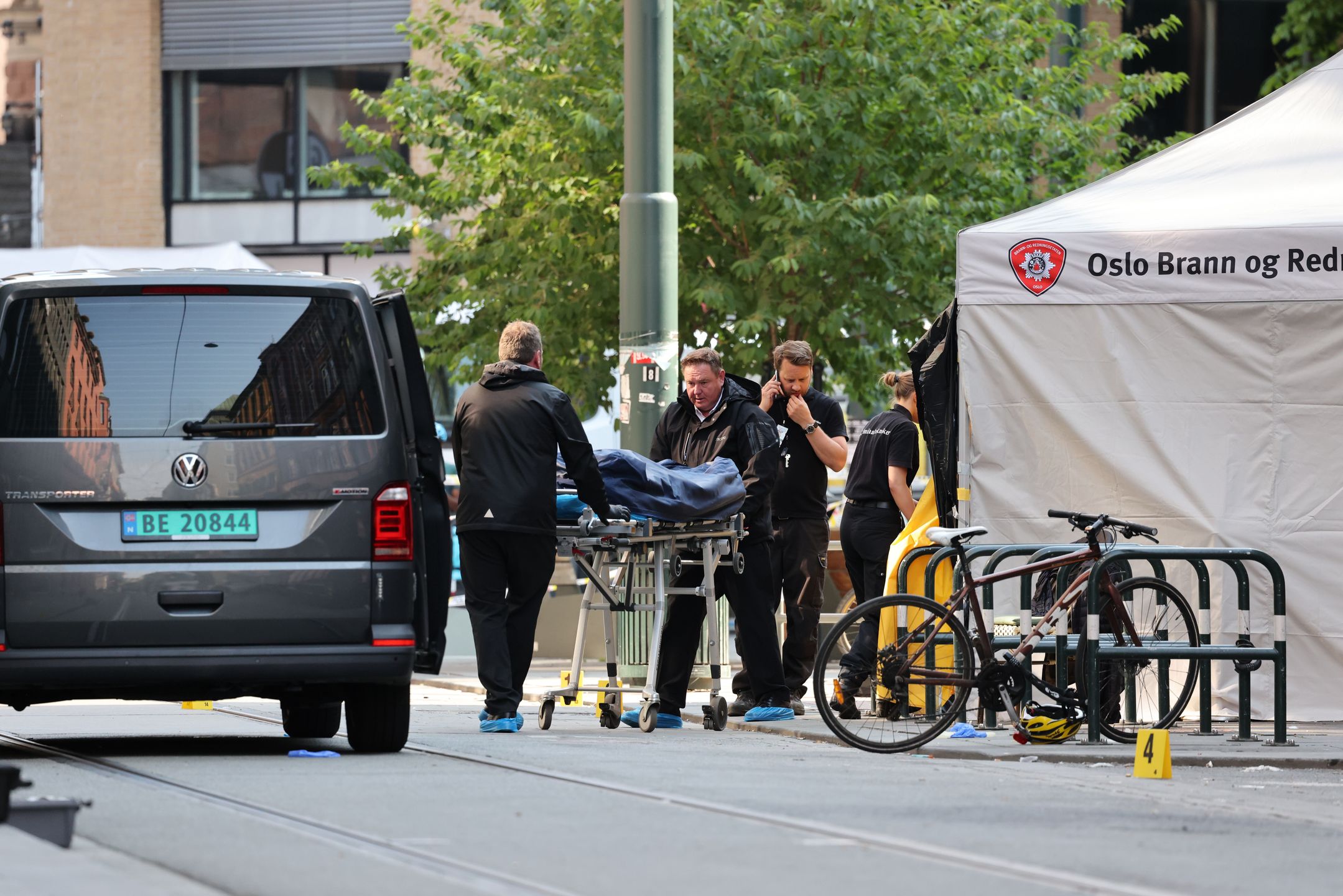 epaselect epa10033181 Police carry the body of a victim on a stretcher at a crime scene in the aftermath of overnight shootings in the center of Oslo, Norway, 25 June 2022. Two people were killed and at least 20 were injured when a gunman fired shots outside the London Pub, a gay bar and nightclub, and surrounding areas. The man was detained shortly after and charged with murder and terrorism. EPA/Orn E. Borgen NORWAY OUT Dostawca: PAP/EPA.