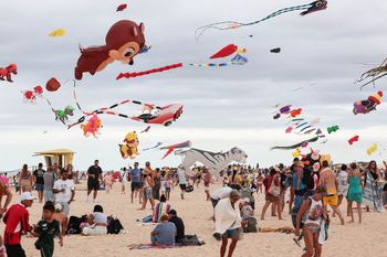 Niesamowity widok na plaży. Tłumy zjeżdżają co roku