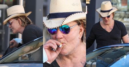 Styrany życiem Mickey Rourke w kowbojskim kapeluszu raczy się nikotynowym dymem na ulicy Beverly Hills (ZDJĘCIA)