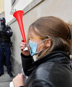 Strajk kobiet. Poniedziałkowy protest w Warszawie (NA ŻYWO)