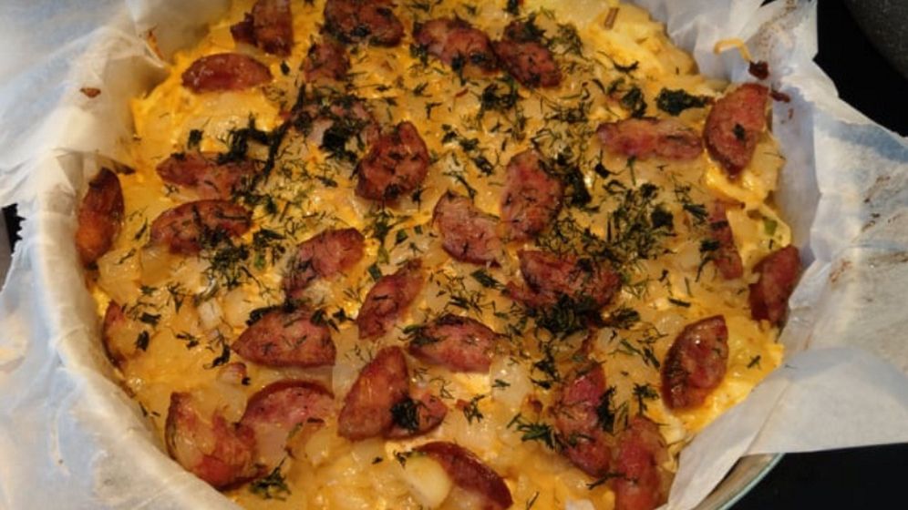 Zapiekanka ziemniaczana to doskonały pomysł na szybki i treściwy obiad. 