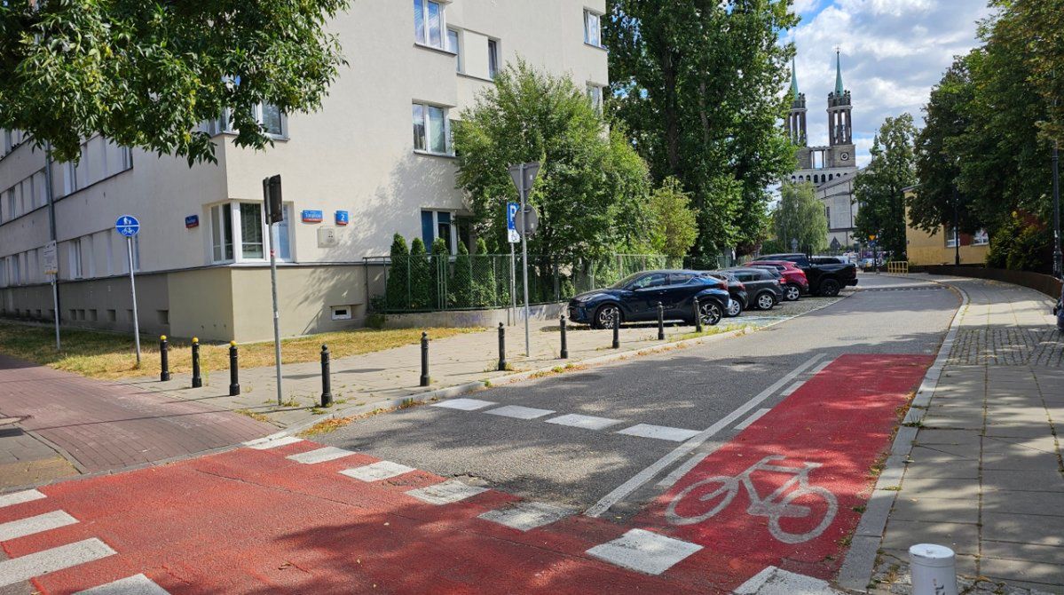 Warszawa: Dzieci zagrożone na chodniku. Radny ma prosty pomysł