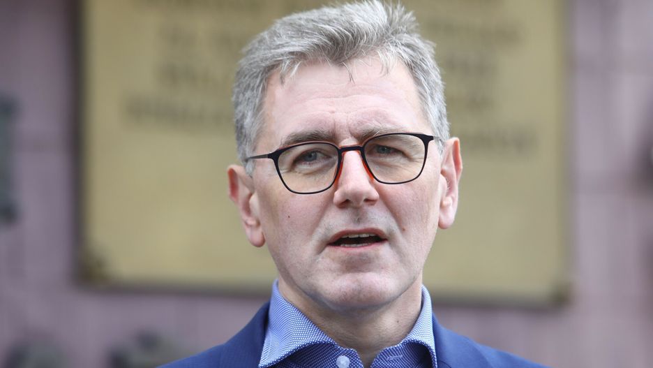 Były wojewoda podlaski wskazuje na wciąż obowiązujące porozumienia, które umożliwiają przepuszczenie ratowników do grupy uchodźców