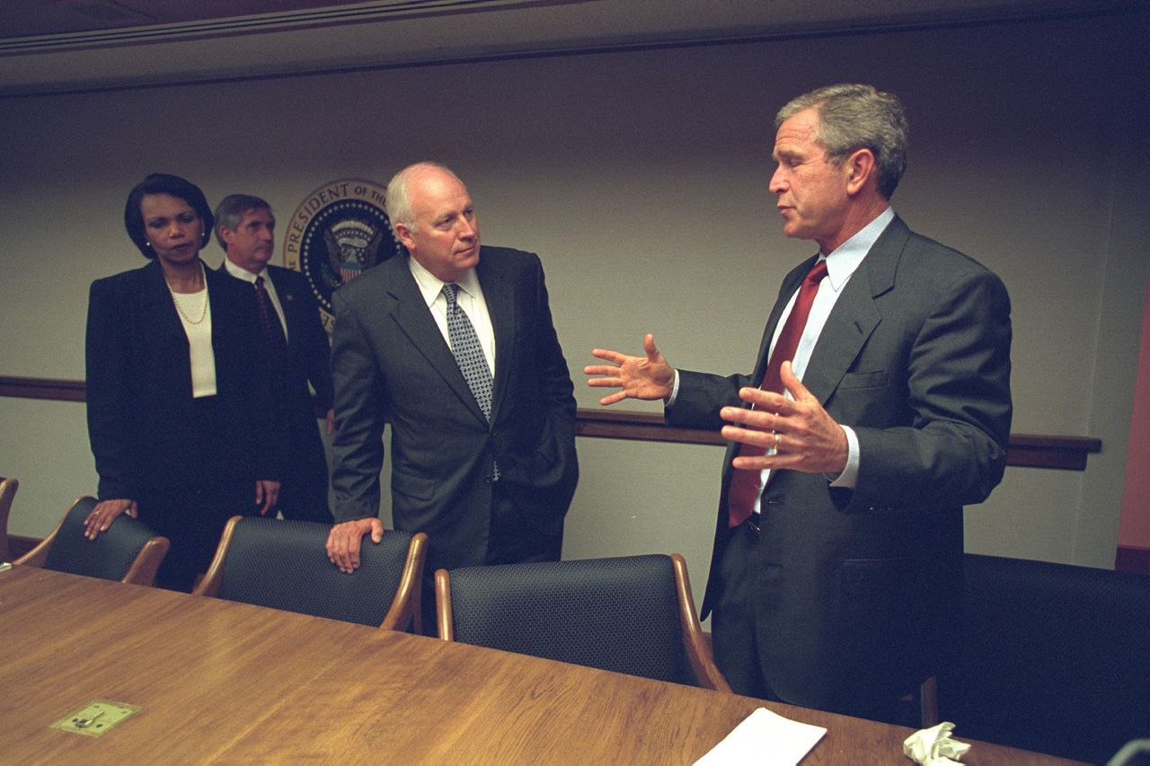 Jako część Archiwum Narodowego USA zdjęcia są dostępne na platformie www.flickr.com. Znajdziemy na nich najwyższych urzędników w tym prezydenta Busha, wiceprezydenta Cheney-go i innych członków sztabu antykryzysowego podczas wytężonej pracy w czasie kryzysu z 9.11.2001 roku w PEOC (President's Emergency Operations Center) głęboko w schronach Białego Domu.