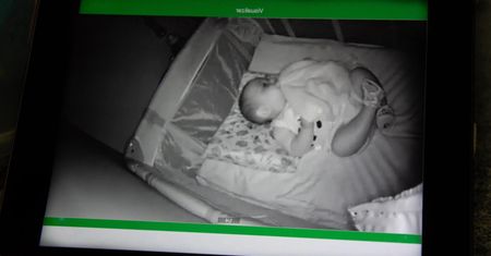 Kamera włączała się w nocy. Rodzice dokonali strasznego odkrycia