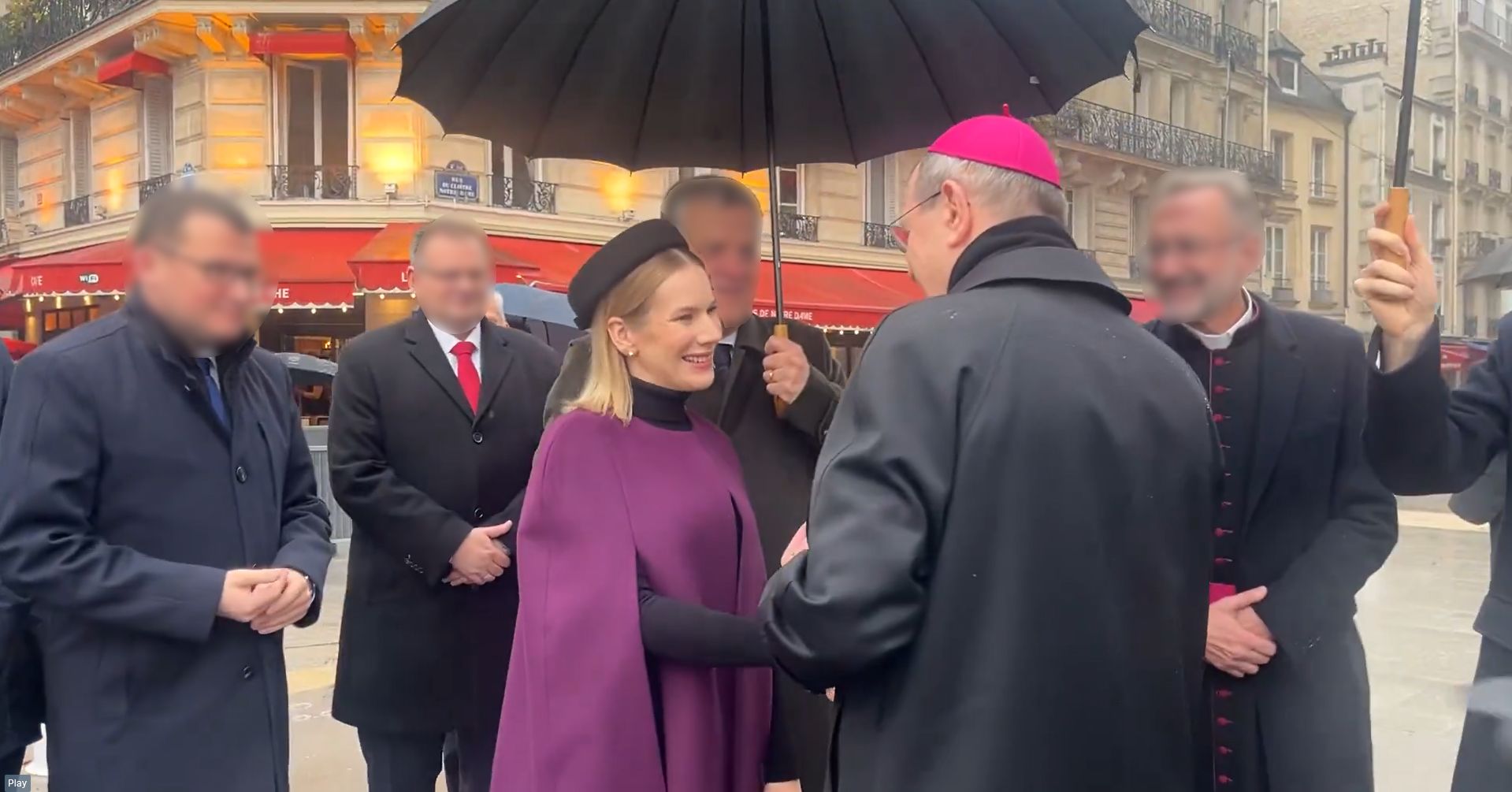 Marta Nawrocka w katedrze Notre-Dame