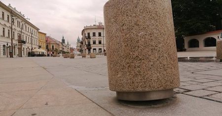 Uszkodził granitowy słupek na pl. Litewskim. Straż miejska ukarała kierowcę