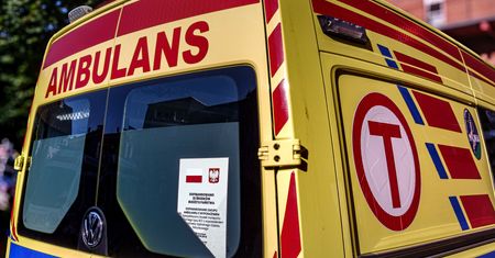 50-latek zasłabł na chodniku. Przez godzinę walczyli o jego życie