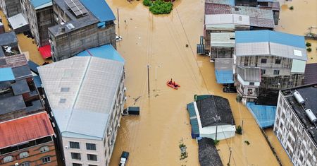 Burze i powodzie pustoszą Chiny. Rośnie liczba ofiar