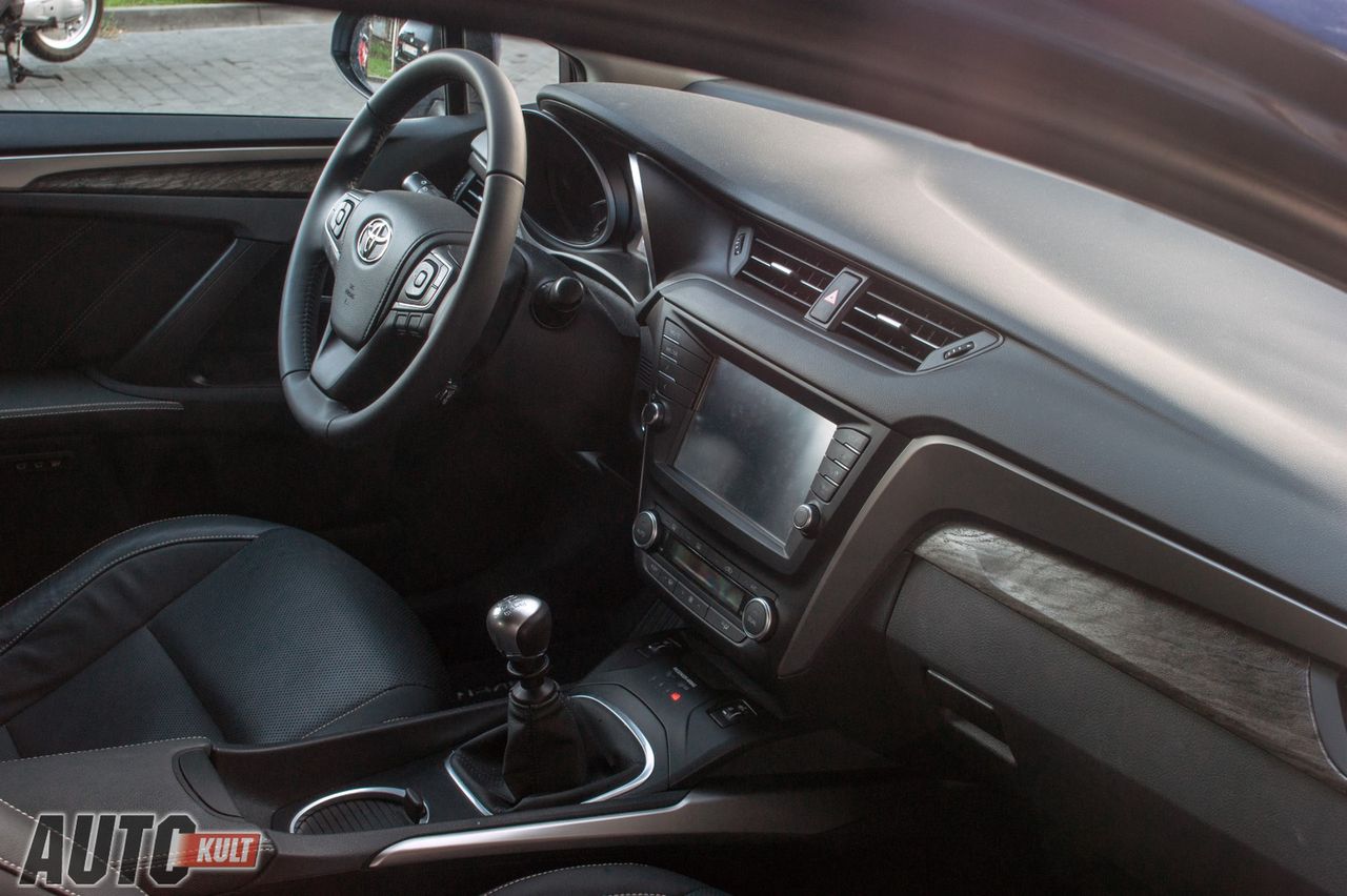 Toyota zauważalnie poprawiła jakość wykończenia wnętrza, niestety aplikacje dekoracyjne imitujące drewno są z taniego plastiku i widać to już na pierwszy rzut oka.