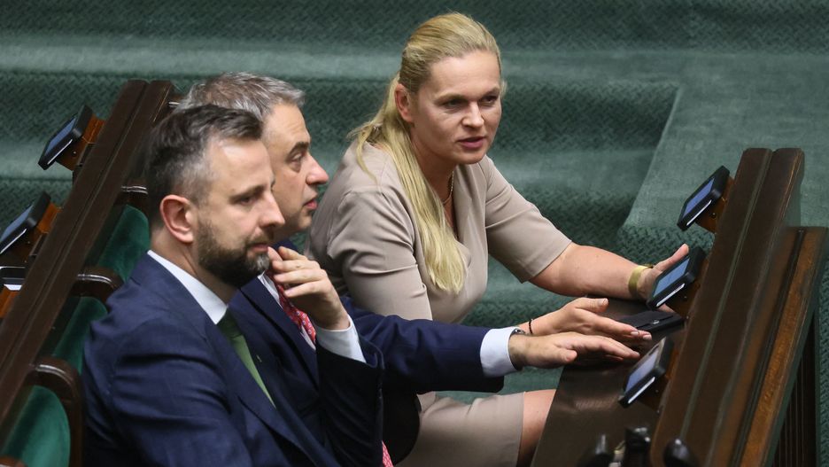 Warszawa, 26.07.2024. Wicepremier, minister obrony narodowej Władysław Kosiniak-Kamysz (L), wicepremier, minister cyfryzacji Krzysztof Gawkowski (2L) i minister edukacji Barbara Nowacka (P) na sali obrad Sejmu w Warszawie, 26 bm. Sejm udzielił rządowi absolutorium za 2023 r. (jm) PAP/Leszek Szymański