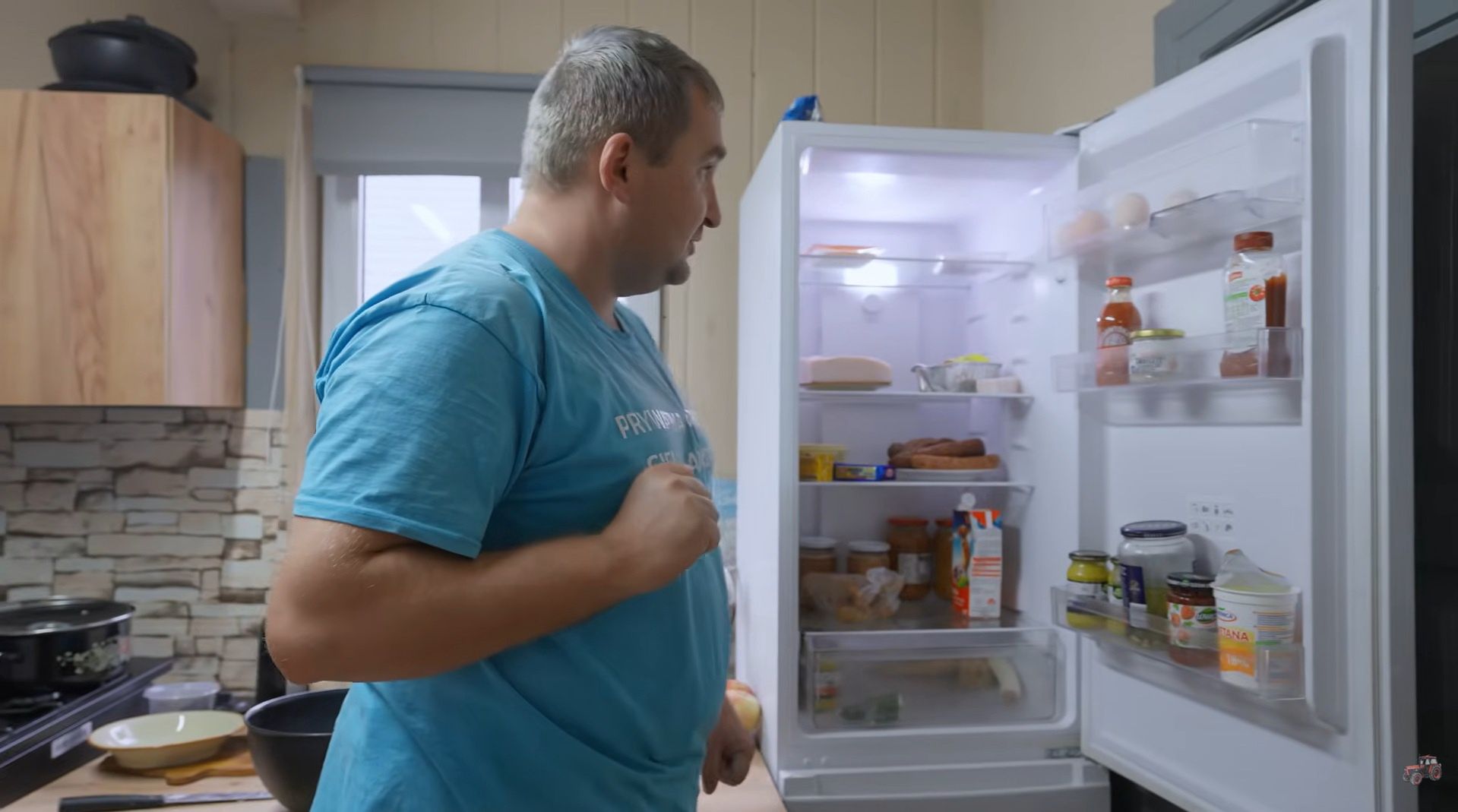 Jarek w kuchni Andrzeja z Plutycz z "Rolnicy. Podlasie"