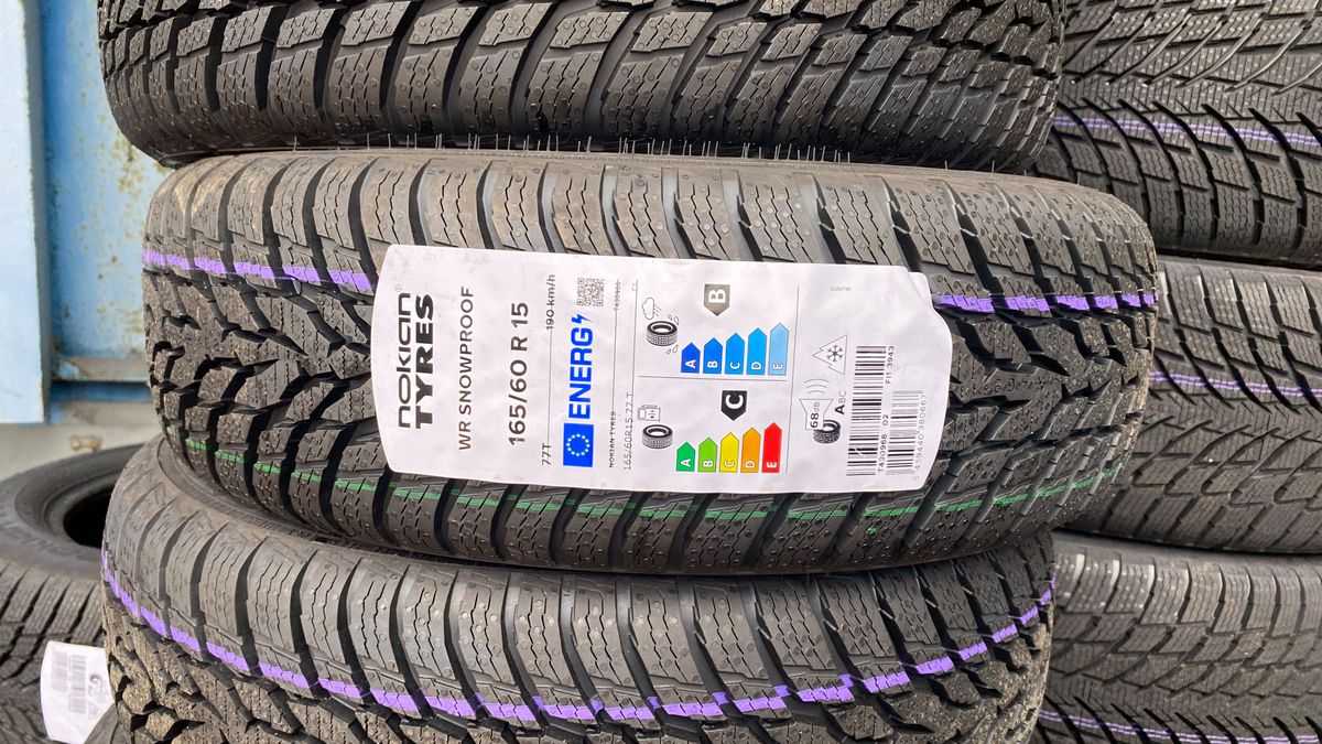 Lepiej nie czekać na sezon i już teraz pomyśleć o zakupie zimowych opon, jeśli takich potrzebujecie. Potem wzrośnie popyt i ceny mogą pójść w górę