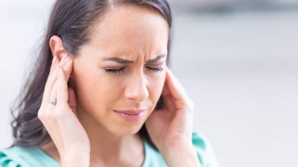 Szumy uszne to dokuczliwe schorzenie, które może wystąpić w każdym wieku