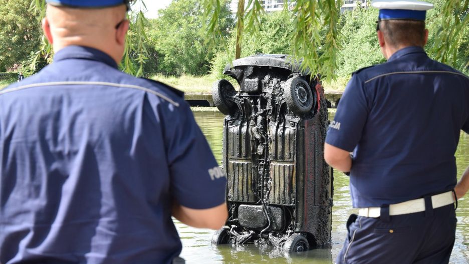 Wyciąganie wraku z rzeki Elbląg
