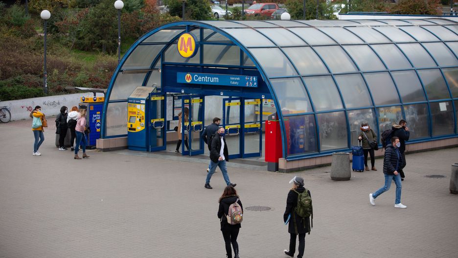ludzie miasto centrum metro warszawa