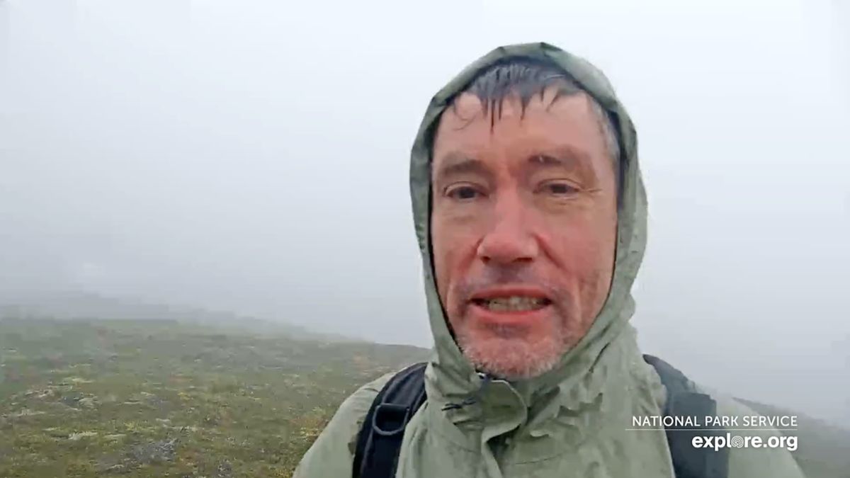 Mężczyzna był zmęczony i przemoczony. Gdyby nie kamera mógłby błądzić godzinami. Dookoła niego były niedźwiedzie.