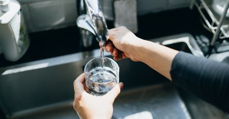 Woda lepszej jakości. Eksperci ostrzegają. Przepisy weszły w życie