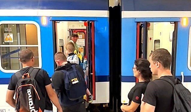 Nocny pociąg nad morze był korzystny, bo do celu docierał wczesnym rankiem dnia następnego.