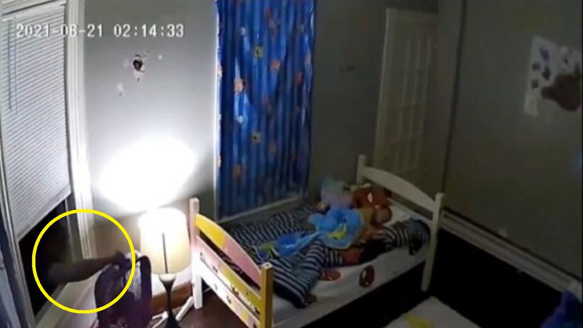 Do pokoju, w którym spały dwie dziewczynki, próbował dostać się intruz. Widok zmroził ich matce krew w żyłach