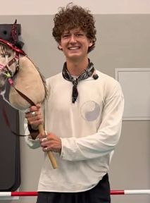 Koń by się uśmiał. Tiktoker przypadkiem wystąpi w Mistrzostwach Polski w Hobby Horse
