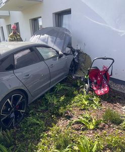 Szła chodnikiem z dwuletnim dzieckiem. Nagle nadjechał samochód