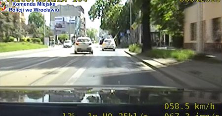 Złamał przepisy. Tuż przed maską radiowozu