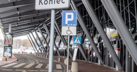 Incydent na lotnisku w Łodzi. Zakażony chciał wejść do samolotu